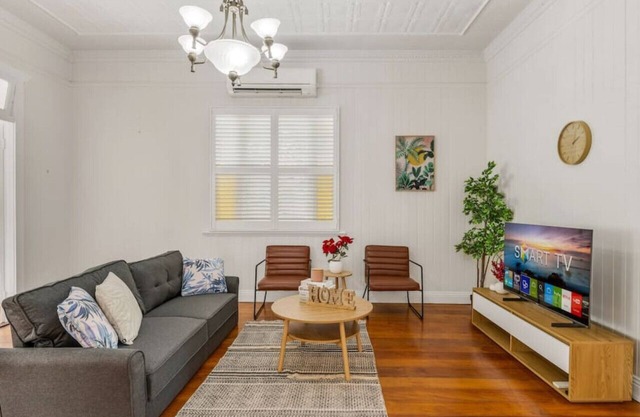 Ascot Vintage 4BR Queenslander w/ Mall at Doorstep