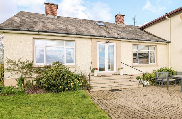 ASH DRIVE HOUSE, family friendly in Ballycanew, County Wexford