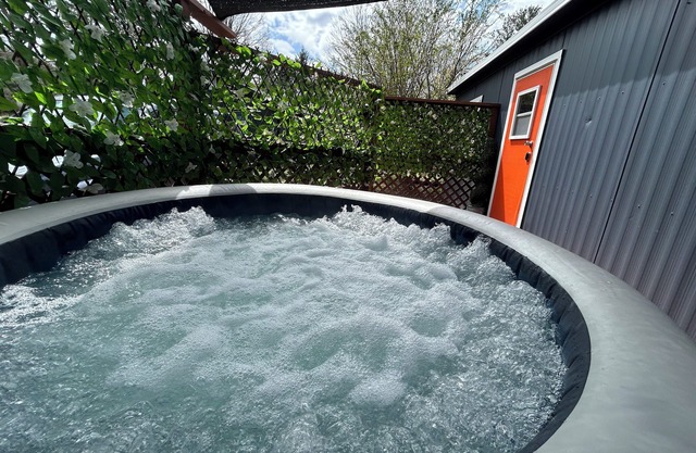 Asheville getaway, deck, hottub, trees, fire pit