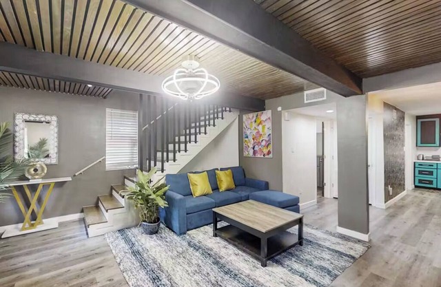 Ashraya - Charming 4-bedroom house with AC, WiFi in McAllen