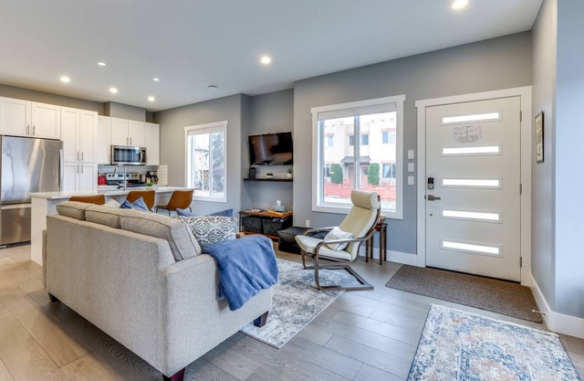 Aspen Guest House - Beautiful half duplex close to lake