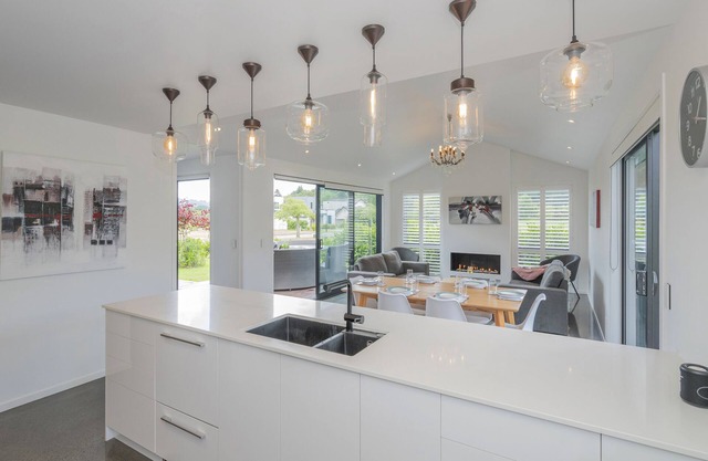 AT HOME AT THE LAKES - PAUANUI HOLIDAY HOME, with pool in Pauanui