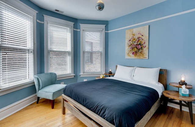 At Home in Andersonville - Close to Foster Beach and the Red Line by RedAwning
