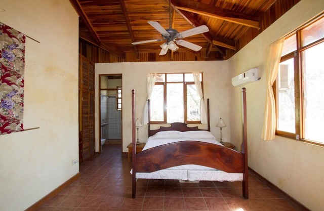 En la playa, gran casa ecológica y piscina