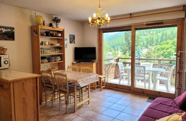 AT THE FEET OF THE SKI SLOPES- FLAT 4 PEOPLE