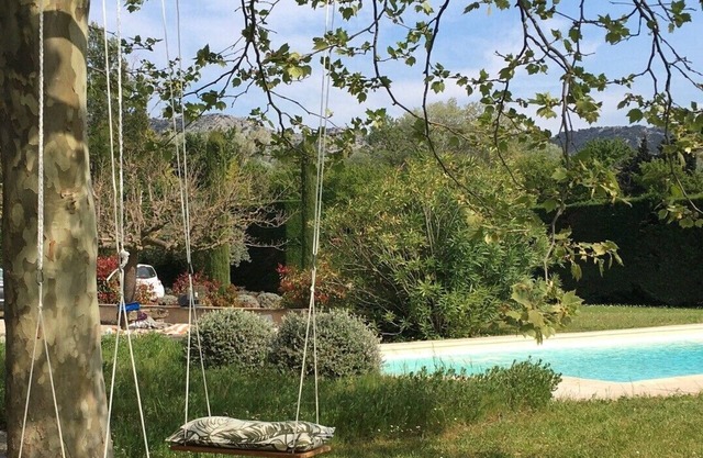 At the foot of the Petit Luberon, secluded vacation villa