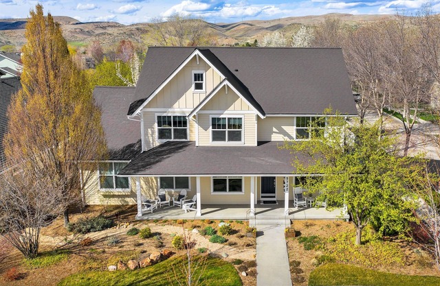 "At The Hearth" - Luxury Home w/ Gym Access and Seasonal Pool!