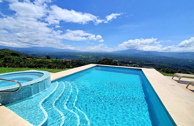 Atenas Mountain Top Villa - Heated Pool- Breathtaking Views. AC in the bedrooms