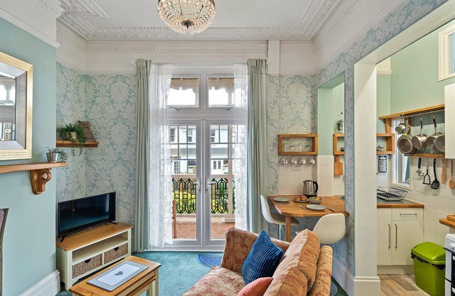 Atherfield Apartments No. 3 - Sea Peeps