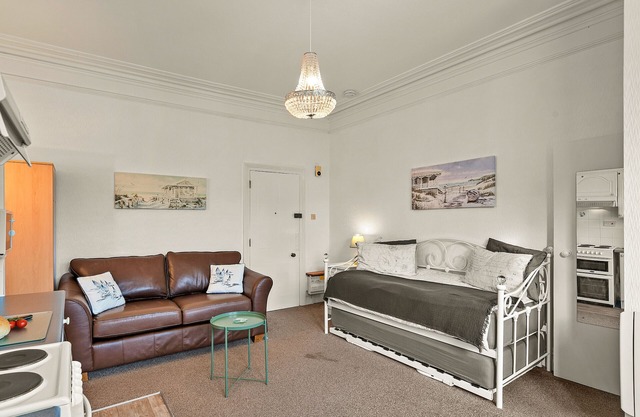 Atherfield Apartments No. 7 - Sunny Side