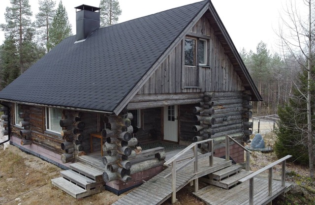 Athmospheric, large cottage on the shore of our own pond! Peaceful location