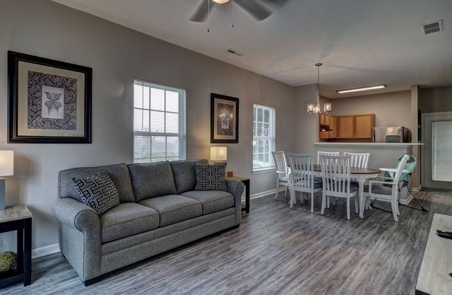 Atlanta, Near Airport. Long Stays ok and Pets friendly. Sleeps 6