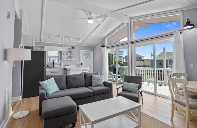 Atlantic Breeze North - Renovated & Cozy - Walk To Beach