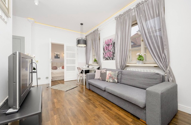 Atmospheric Mariensztat by Renters