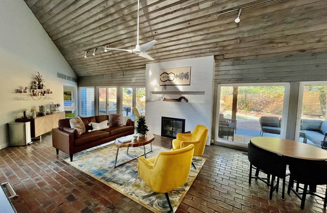 Atrium/sauna/gym/pool (salt water)/5000 sf