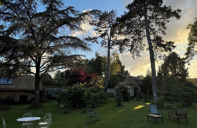Attached house in walled garden 60 km from Paris, charming village
