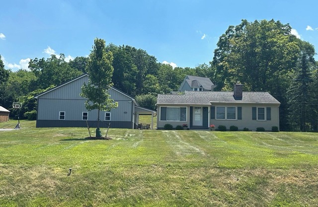 Cozy, Clean 3 Bedroom Canandaigua Cottage w/ lake access and huge yard.