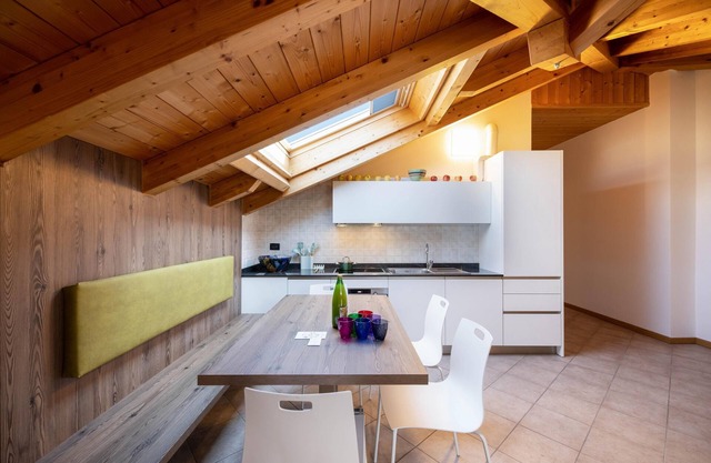 Apartamento abuhardillado Groppello con vistas a la montaña y Wi-Fi; aparcamiento disponible