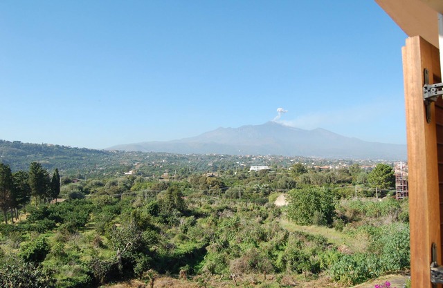 Attic room with Etna and sea view, pool, parking,wi-fi