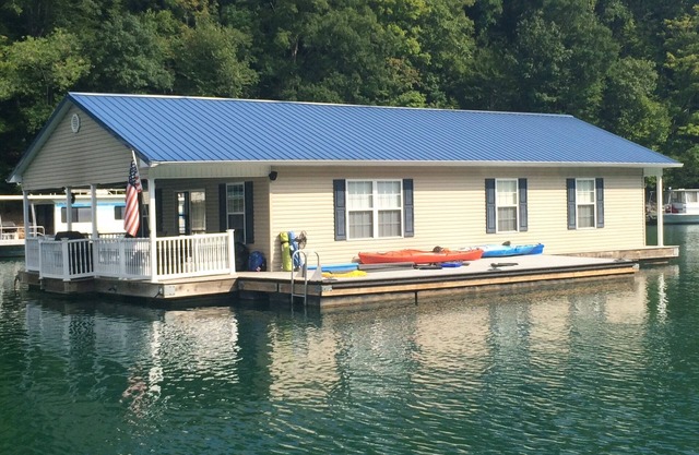 Ajuste de actitud Hermosa casa flotante en el pintoresco lago Norris