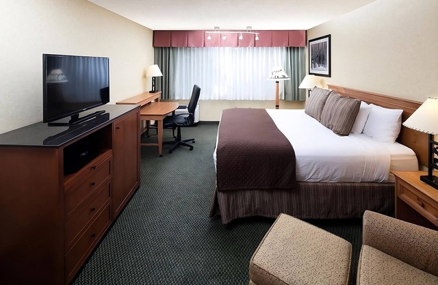 Attractions Nearby! Free Parking, Indoor Pool, Near Hockaday Museum of Art!