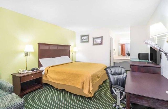 Attractions Nearby! Free Use of Pool, Free WiFi, Parking, Pets Allowed