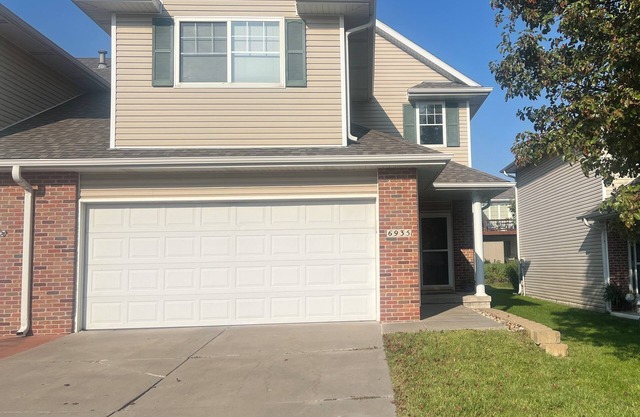 Attractive 3bedroom townhome in very desired S.East Lincoln neighborhood 🏠 ☺️