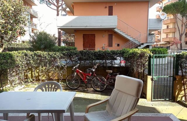 Atractivo apartamento con jardín privado.