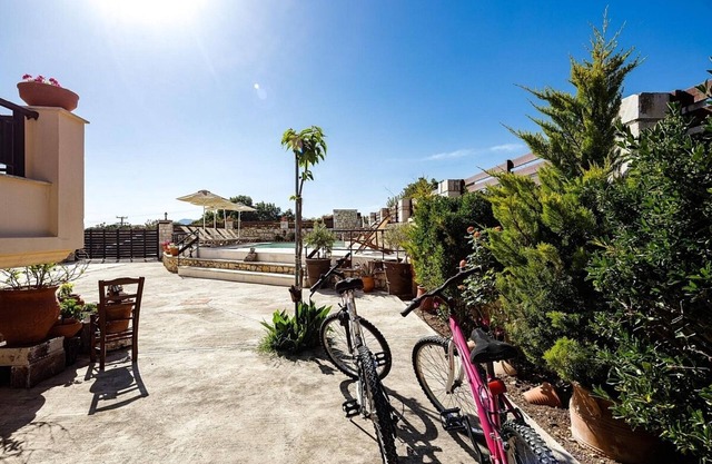 Attractive Countryside Villa, A/C, Private Pool, Sea Views - 10mins drive to Rethynmo Town & Beach!