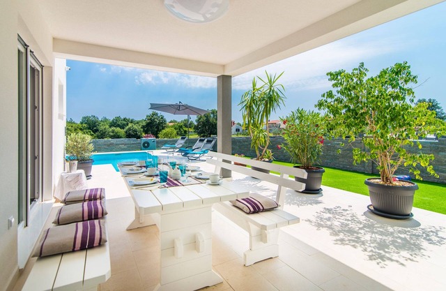 Nueva villa atractiva con piscina climatizada, terraza solarium, WiFi (Bijažići)