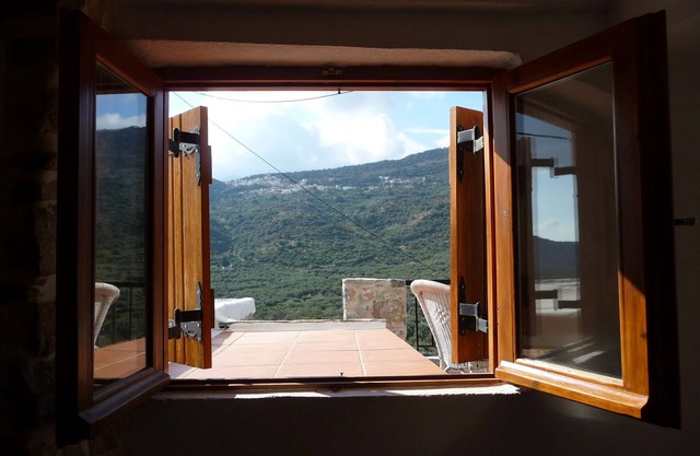 Atractiva casa de piedra renovada con impresionantes vistas al campo