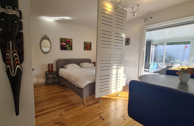Attractive single-storey house with garden, close to town center