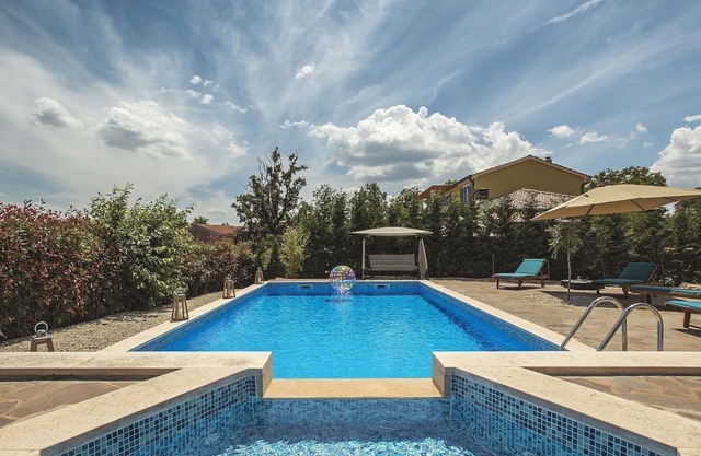 Atractiva villa con piscina, sauna y tenis de mesa