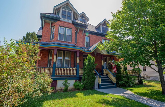 Atv-snowmobile Trail, Close to Marquette, Parking, 9 bedrooms, sleeps 18 People.