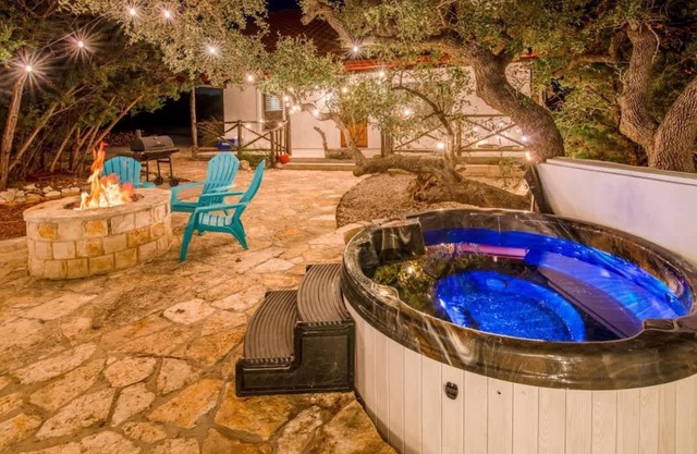 ATX Hideaway | Heated Pool | Jacuzzi | Sleeps 14
