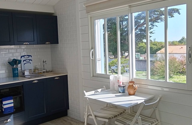 Atypical studio with large patio and garden, quiet location 400m from the beach