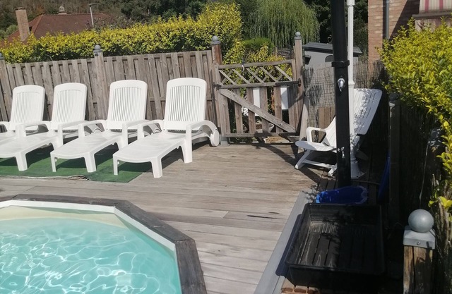 ATYPICAL LODGING VINTAGE CARAVAN "AU POULAILIER" WITH SWIMMING POOL.