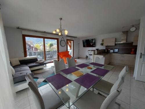 Au cœur de St Jorioz, spacieux appartement avec terrasse et vue montagne.