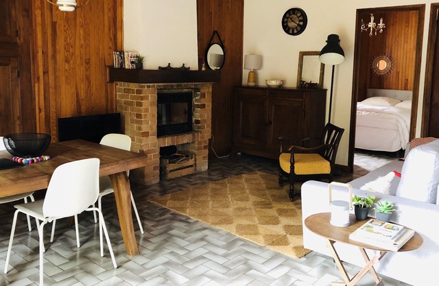 Reformado, soleado, 4 pers., Amplio, con estacionamiento, chimenea y jardín.