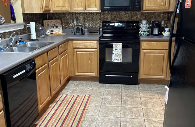 Auburn First Floor Condo. Walking Distance To Jordan Hare and Auburn Arena