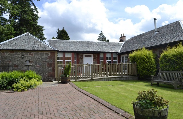 Auchendennan Farm Cottage - sleeps 6 guests in 3 bedrooms
