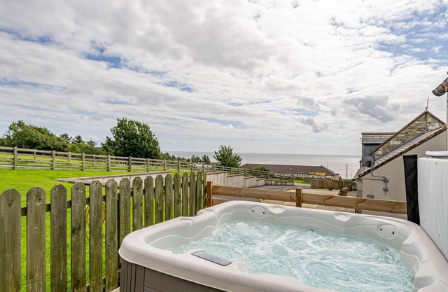 Auchenlarie Courtyard No 5 - a cottage that sleeps 4 guests in 2 bedrooms