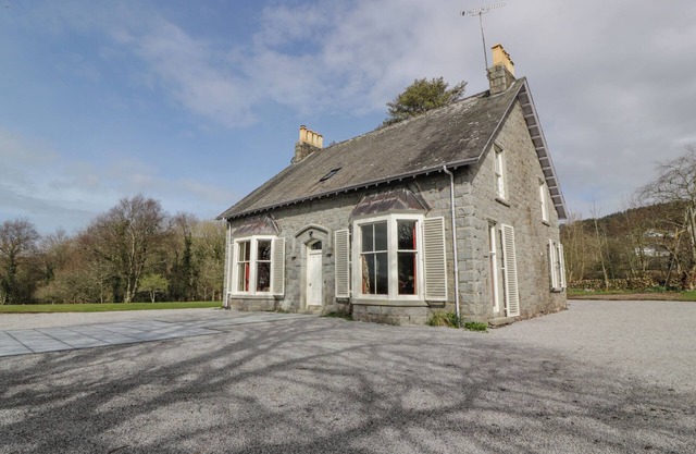 AUCHENVHIN - ROCKCLIFFE, pet friendly, with a garden in Dalbeattie