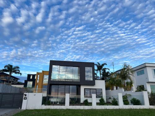 Auckland Luxury Seafront House