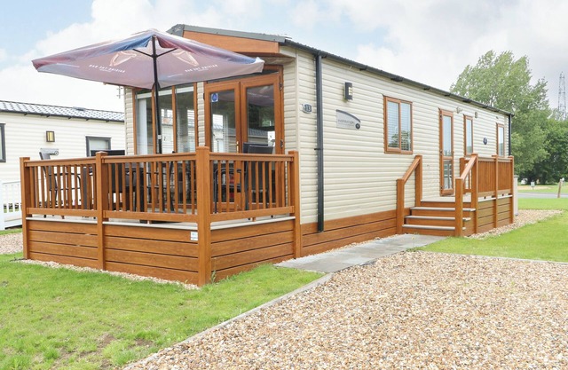 AUDREY'S LODGE, FOXBURROW HANG, family friendly, with pool in Fritton
