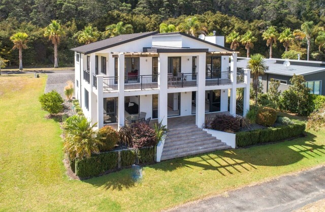 Augusta Grand Pauanui, a Golfers Dream House