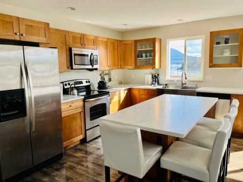 Auk Nu, Cove View Alaskan Home