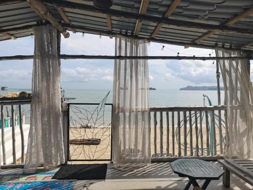 Aura Bluewave Beach House and Mini Beach Cafe