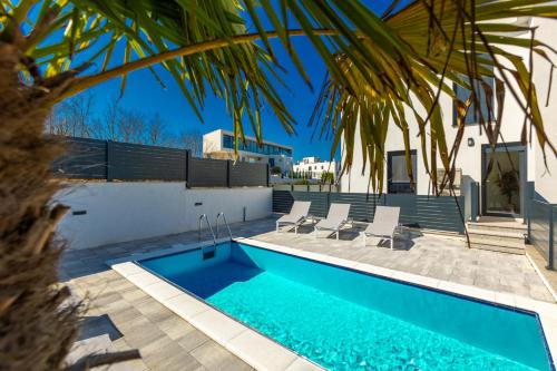 Aura Malinska - private pool