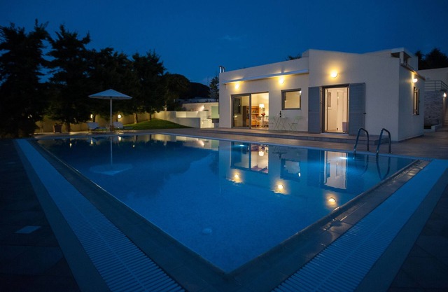 Aurora elegante residencia con piscina biológica y cancha de tenis